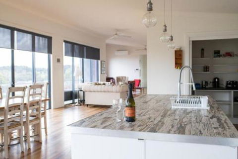 Five Bed Five Bath Five Star View 2 Mins To CBD Wentworth Estate - Accommodation Broome 3