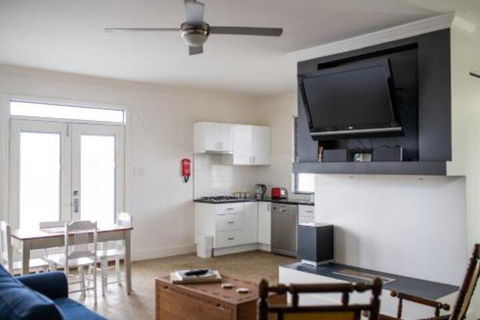 Five Bed Five Bath Five Star View 2 Mins To CBD Wentworth Estate - Accommodation Broome 7