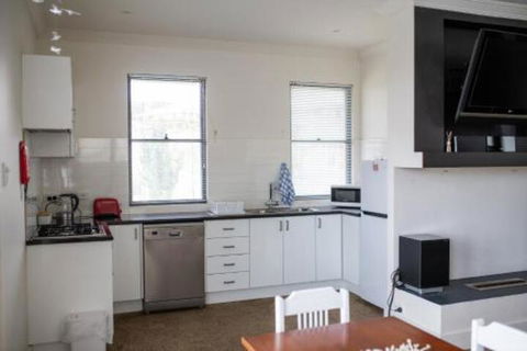 Five Bed Five Bath Five Star View 2 Mins To CBD Wentworth Estate - Accommodation Broome 6
