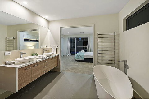 Just In Paradise Waterfront 5 Bedroom Deluxe House Central Broadbeach Location - Accommodation Broome 7