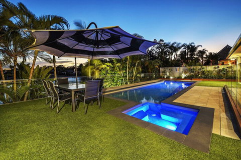 Just In Paradise Waterfront 5 Bedroom Deluxe House Central Broadbeach Location - Accommodation Broome 2