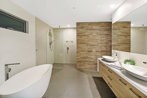 Just In Paradise Waterfront 5 Bedroom Deluxe House Central Broadbeach Location - Accommodation Broome 4