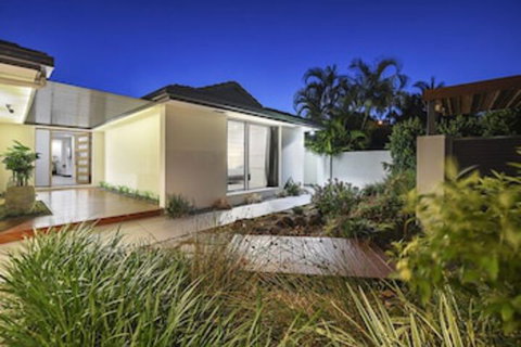 Just In Paradise Waterfront 5 Bedroom Deluxe House Central Broadbeach Location - Accommodation Broome 0