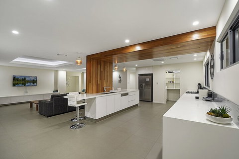 Just In Paradise Waterfront 5 Bedroom Deluxe House Central Broadbeach Location - Accommodation Broome 3