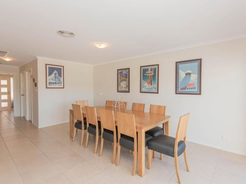 Eclipse 13 / 10 Nettin Circuit - Accommodation Broome 2