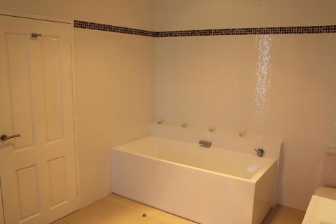 Gundaroo Manor Bed & Breakfast - Accommodation Broome 2