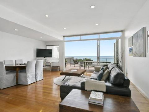 LOUTTIT BAY APARTMENT 2 Main Street With Wifi & Views - Accommodation Broome 3