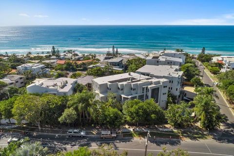 Relax In Stylish Comfort Sunshine Beach - Accommodation Broome 3