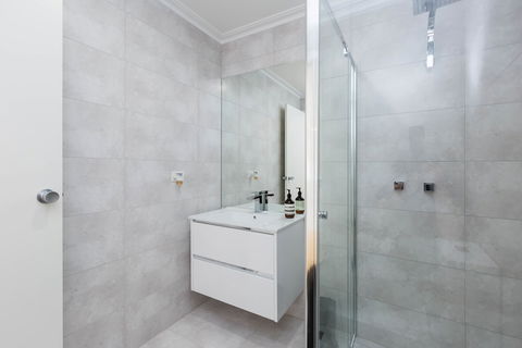 ROLAND, 1BDR Melbourne Apartment - Accommodation Broome 6