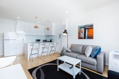 ROLAND, 1BDR Melbourne Apartment - Accommodation Broome 3