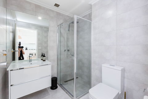 ROLAND, 1BDR Melbourne Apartment - Accommodation Broome 5