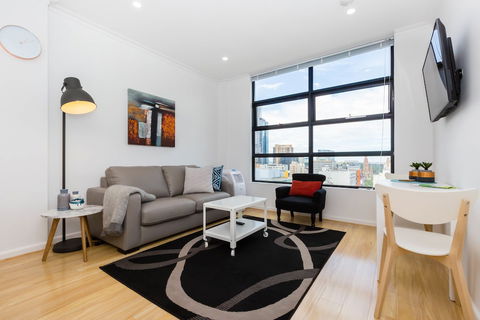 ROLAND, 1BDR Melbourne Apartment - Accommodation Broome 4