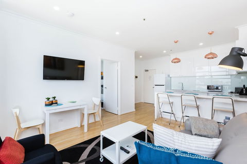 ROLAND, 1BDR Melbourne Apartment - Accommodation Broome 0