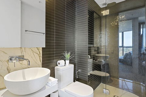 LAURENT Views Of MCG & Yarra River + Fed Square - Accommodation Broome 5