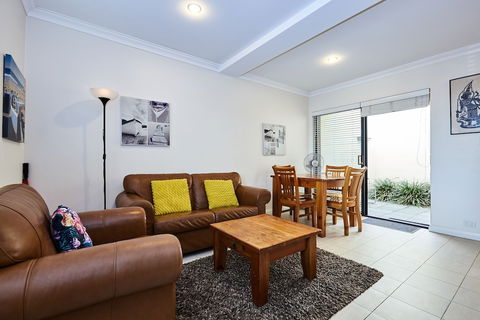 Fremantle Townhouse Unit 5 - Accommodation Broome 1