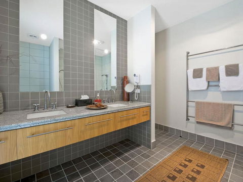 Louvres - Accommodation Broome 1