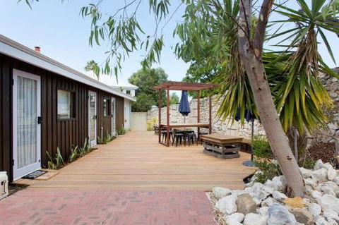 Dingo At White Gum Lodge - Accommodation Broome 2