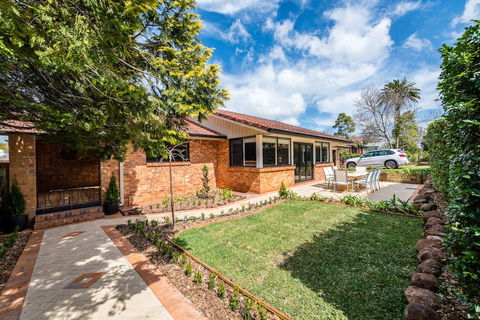 Hedge House- Luxury Space Style Location - Accommodation Broome 1