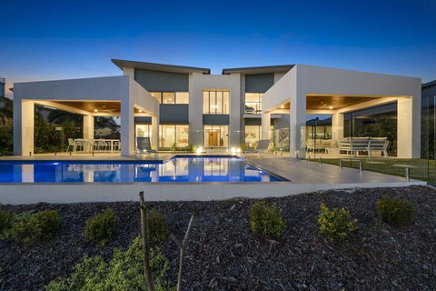Luxury Canal Front Holiday House Raptor Pde Banksia Beach - Accommodation Broome 0