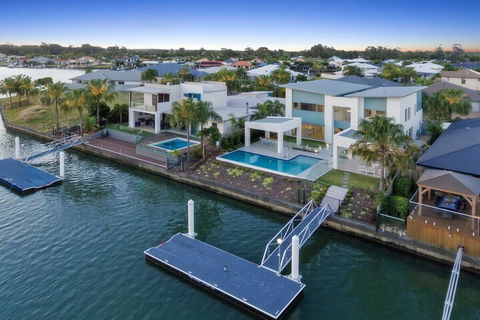 Luxury Canal Front Holiday House Raptor Pde Banksia Beach - Accommodation Broome 1