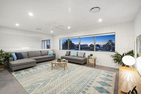 Luxury Canal Front Holiday House Raptor Pde Banksia Beach - Accommodation Broome 6