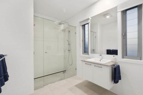 Luxury Canal Front Holiday House Raptor Pde Banksia Beach - Accommodation Broome 4