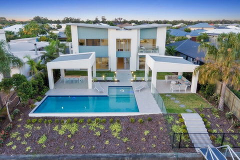 Luxury Canal Front Holiday House Raptor Pde Banksia Beach - Accommodation Broome 2