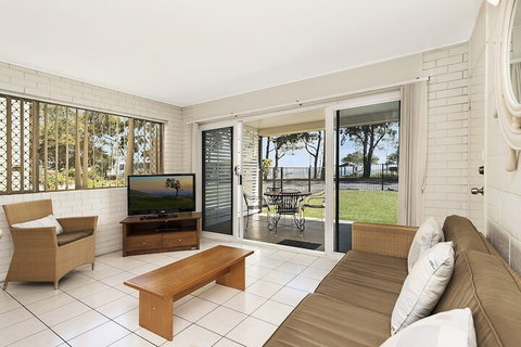 Ground Floor Air Conditioned Fabulous Waterviews Overlooking Pumicestone Passage - Accommodation Broome 3