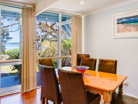 SORRENTO LAKESIDE Sanctuary Point 4pm Check Out Sundays - Accommodation Broome 3