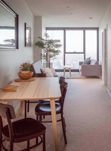 Spectacular City Views Pool & Free Parking - Accommodation Broome 6