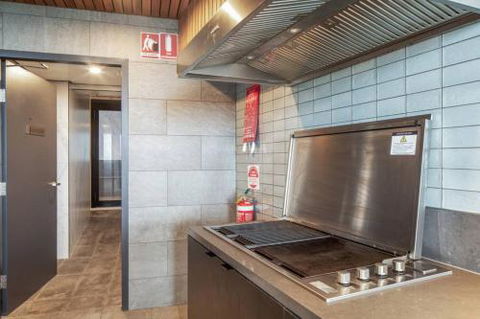 Spectacular City Views Pool & Free Parking - Accommodation Broome 5