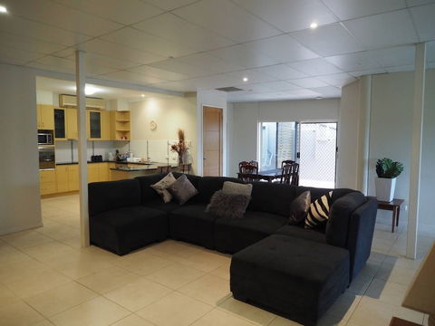 Queen Room With Airport Transfers Or Car Rental - Accommodation Broome 6