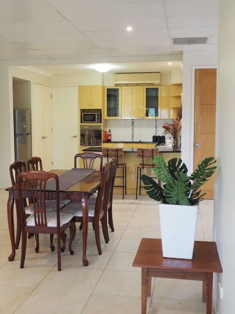 Queen Room With Airport Transfers Or Car Rental - Accommodation Broome 3