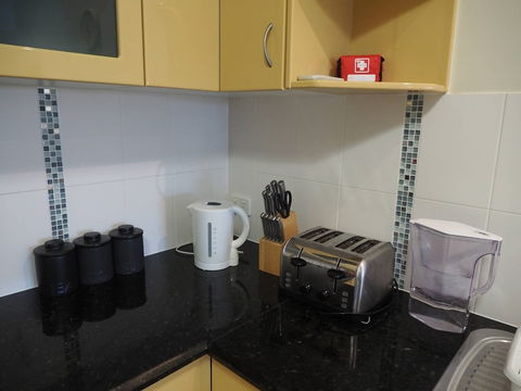 Queen Room With Airport Transfers Or Car Rental - Accommodation Broome 2