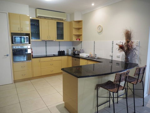 Queen Room With Airport Transfers Or Car Rental - Accommodation Broome 4