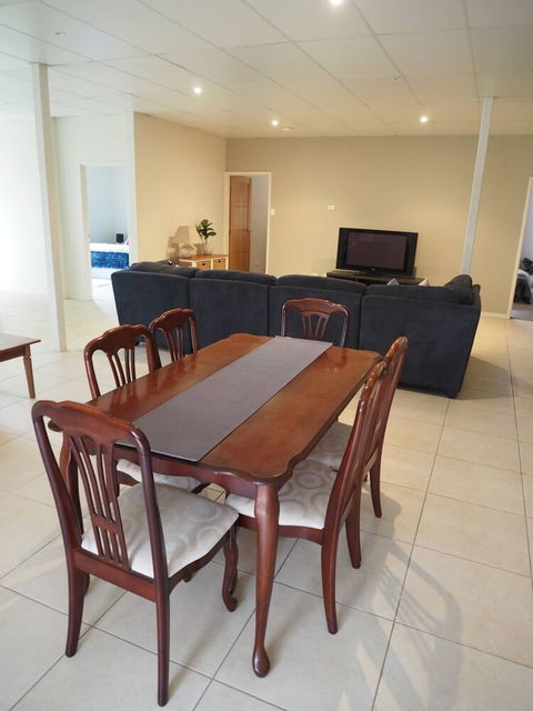 Queen Room With Airport Transfers Or Car Rental - Accommodation Broome 5
