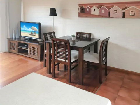 Home Near Shops & Beach - Accommodation Broome 3