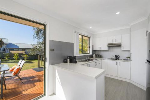 Right At Home In Bonny Hills - Accommodation Broome 1