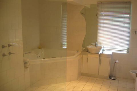 Under The Vines - Accommodation Broome 3