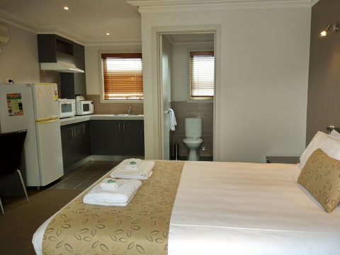 Seymours On Lydiard - Accommodation Broome 5
