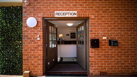 Hamiltonâ€™s Queanbeyan Motel - Accommodation Broome 3