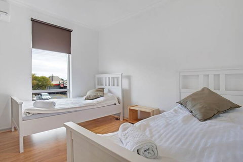 Adelaide Holiday Homes - Accommodation Broome 1