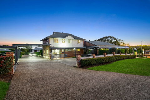 Ambassador On Ruthven Motel - Accommodation Broome 0
