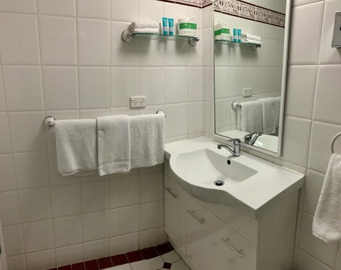 Ensenada Motor Inn And Suites - Accommodation Broome 6