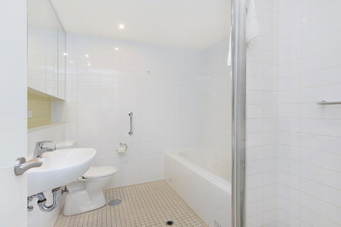 Beachside Luxury & Comfort, Ocean Views In Glenelg - Accommodation Broome 19