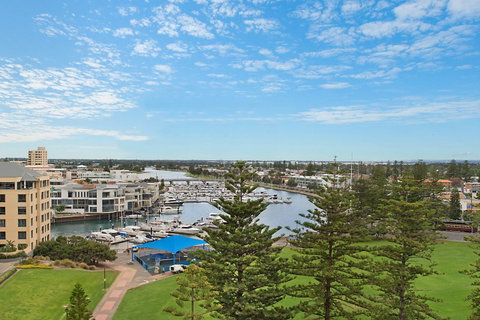 Beachside Luxury & Comfort, Ocean Views In Glenelg - Accommodation Broome 4