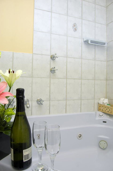 Victoria Hotel Strathalbyn - Accommodation Broome 1
