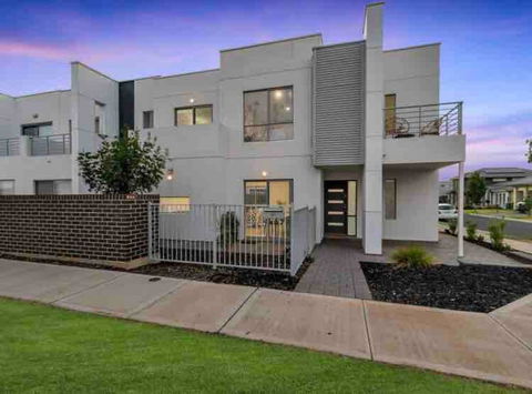 MODERN SPACIOUS 3 BR HOME - NEAR BEACH & AIRPORT - Accommodation Broome 0
