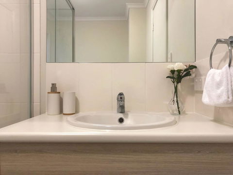 MODERN SPACIOUS 3 BR HOME - NEAR BEACH & AIRPORT - Accommodation Broome 4