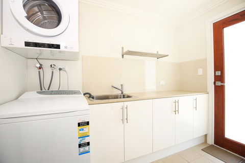 Calming Waters - Pet Friendly - Community Pool - Accommodation Broome 24